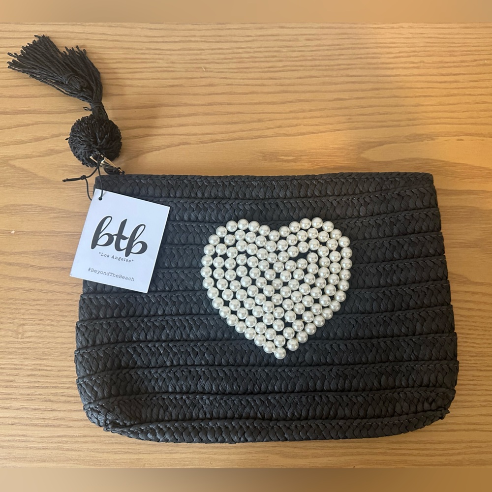 NWT BTB Los Angeles Straw Heart Pouch
